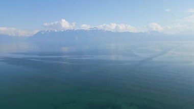İsviçre 'deki Cenevre Gölü' ne de Leman Gölü denir. İnsansız hava aracı tarafından havadan görüş.