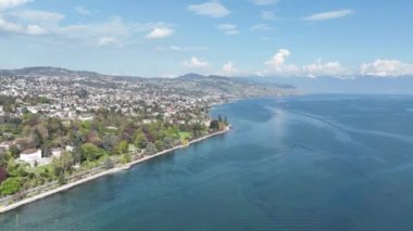 Cenevre 'deki Leman Gölü' ndeki ünlü çeşme - insansız hava aracı tarafından gökyüzü manzarası