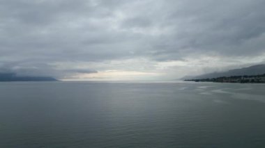 Bulutlu bir günde Leman Gölü - İHA 'nın hava manzarası