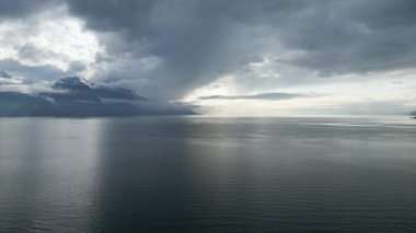 İsviçre 'deki Leman Gölü üzerinde dramatik bir gökyüzü - insansız hava aracı tarafından gökyüzü