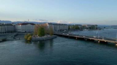 İsviçre 'deki Cenevre Gölü' ne de Leman Gölü denir. İnsansız hava aracı tarafından havadan görüş.