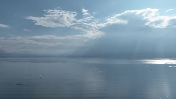 美丽的莱曼湖 阳光灿烂的白昼 无人驾驶飞机在空中俯瞰 — 图库视频影像