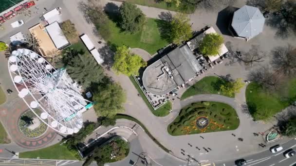上からジュネーヴの観覧車と花時計のある英国庭園 ドローンによる空撮 — ストック動画