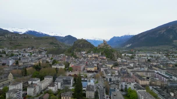 スイスのシッテンとも呼ばれるシオン ドローンによる空中ビュー — ストック動画