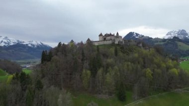 İsviçre 'deki ünlü Gruyere Şatosu ayrıca Schloss Greyerz olarak da bilinir. İnsansız hava aracının hava görüntüsü.