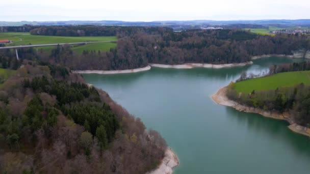 从空中俯瞰美丽的瑞士格鲁耶尔湖 — 图库视频影像
