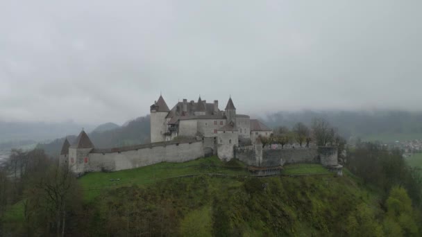 Castelo Gruyere Suíça Dia Chuvoso Vista Aérea Por Drone — Vídeo de Stock