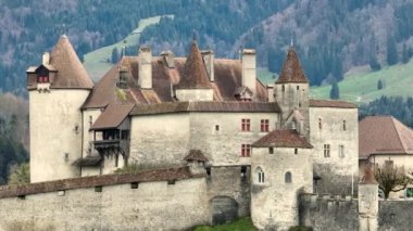 İsviçre 'deki ünlü Gruyere Şatosu ayrıca Schloss Greyerz olarak da bilinir. İnsansız hava aracının hava görüntüsü.