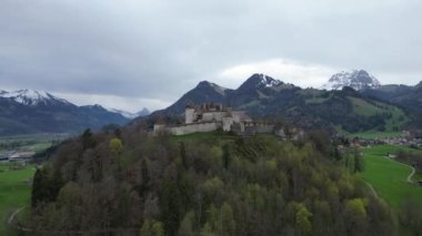 İsviçre 'deki ünlü Gruyere Şatosu ayrıca Schloss Greyerz olarak da bilinir. İnsansız hava aracının hava görüntüsü.