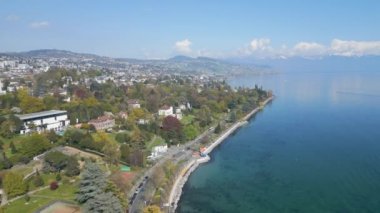 Leman Gölü 'nün Lozan' daki gölü. Yukarıdan. İnsansız hava aracının hava manzarası.