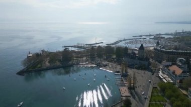 Leman Gölü 'nün Lozan' daki gölü. Yukarıdan. İnsansız hava aracının hava manzarası.