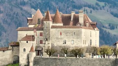 İsviçre 'deki ünlü Gruyere Şatosu ayrıca Schloss Greyerz olarak da bilinir. İnsansız hava aracının hava görüntüsü.