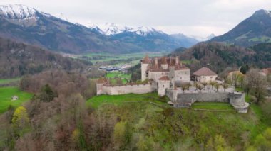 İsviçre 'deki ünlü Gruyere Şatosu ayrıca Schloss Greyerz olarak da bilinir. İnsansız hava aracının hava görüntüsü.