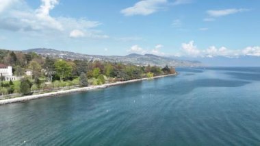 Güneşli bir günde İsviçre 'deki Leman Gölü üzerinde uçuş - İHA' nın hava görüntüsü