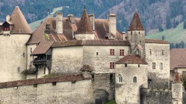İsviçre 'deki ünlü Gruyere Şatosu ayrıca Schloss Greyerz olarak da bilinir. İnsansız hava aracının hava görüntüsü.