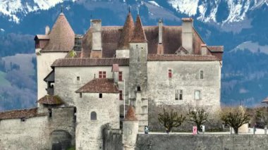 İsviçre 'deki ünlü Gruyere Şatosu ayrıca Schloss Greyerz olarak da bilinir. İnsansız hava aracının hava görüntüsü.