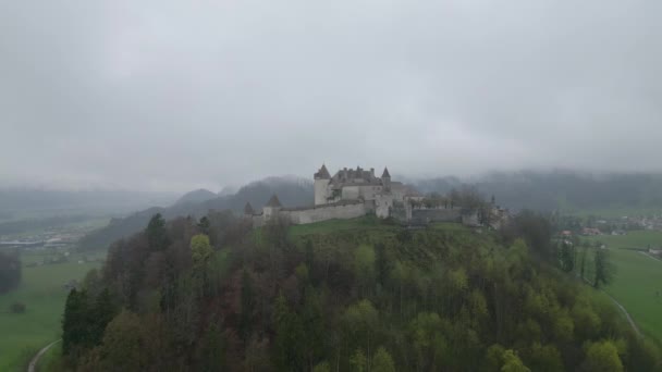 雨天瑞士格鲁耶尔城堡 无人驾驶飞机的空中观察 — 图库视频影像