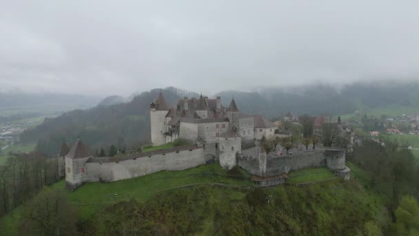 雨天瑞士格鲁耶尔城堡 无人驾驶飞机的空中观察 — 图库视频影像