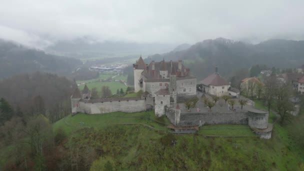 Gruyere Kasteel Zwitserland Een Regenachtige Dag Luchtfoto Door Drone — Stockvideo