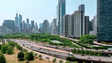Chicago şehir merkezindeki Millennium Park binaları - İHA 'dan hava fotoğrafları