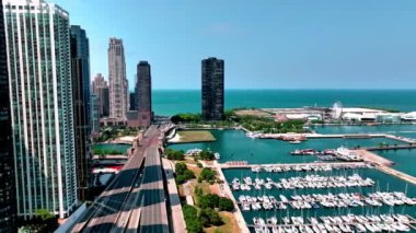 Chicago 'nun yukarısından marina ve sahil manzaralı şehir - Şikago, ILLINOIS - Haziran 06, 2023
