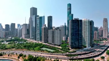 Şikago 'nun ikonik gökdelenleriyle inanılmaz gökdelenleri şehrin üzerinde havadan görünüşü - Chicago, ILLINOIS - Haziran 06, 2023
