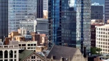 Chicago şehir merkezinin gökdelenleri şehrin üzerindeki hava manzarası - İHA 'nın hava fotoğrafları.