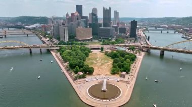 Pittsburgh Point State Parkı şehir üzerindeki hava manzarasından - İHA 'nın hava fotoğrafçılığı