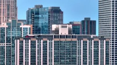 Chicago şehir merkezinin gökdelenleri şehrin üzerindeki hava manzarası - İHA 'nın hava fotoğrafçılığı