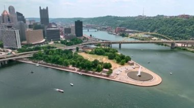 Pittsburgh Point State Parkı şehir üzerindeki hava manzarasından - İHA 'nın hava fotoğrafçılığı