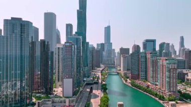 Chicago Nehri şehir merkezinden şehrin havadan görünüşü - Chicago, ILLINOIS - Haziran 06, 2023