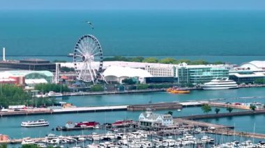 Chicago 'daki Donanma İskelesi havadan şehrin üzerinden - Chicago, ILLINOIS - Haziran 06, 2023