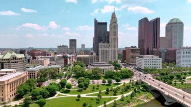 Columbus Ohio şehir merkezi, Scioto Nehri, yukarıdan gökyüzü manzaralı COLUMBUS, OHIO, Haziran 08, 2023