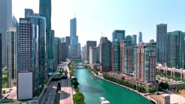 Chicago Nehri şehir merkezindeki hava manzaralı şehir merkezinden - Chicago, ILLINOIS - Haziran 06, 2023