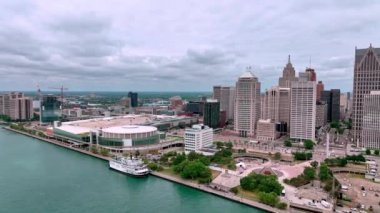 Detroit 'in Michigan şehrinin yukarıdan görünüşü - şehir merkezinden ve Detroit Nehri' nden - insansız hava aracı ile hava fotoğrafçılığı