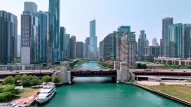 Chicago Nehri şehir merkezinden şehrin havadan görünüşü - Chicago, ILLINOIS - Haziran 06, 2023
