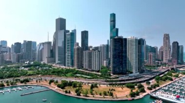 Şikago 'nun ikonik gökdelenleriyle inanılmaz gökdelenleri şehrin üzerinde havadan görünüşü - Chicago, ILLINOIS - Haziran 06, 2023