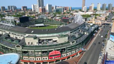 Wrigley Field Beyzbol Stadyumu üzerinde uçuş - Chicago Cubs 'ın evi - Chicago, ILLINOIS - Haziran 06, 2023