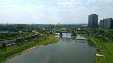 Columbus Ohio 'daki Scioto Nehri üzerinden uçuş - İHA' nın hava fotoğrafçılığı