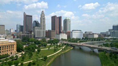 Columbus Ohio 'daki Scioto Nehri üzerinden uçuş - İHA' nın hava fotoğrafçılığı