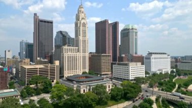 Columbus Ohio şehir merkezi hava görüntüsü boyunca uçuş - İHA 'dan hava fotoğrafları