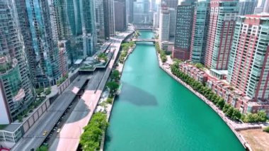 Şehir merkezindeki Chicago Nehri havadan şehrin üzerine bakıyor. İHA 'nın hava fotoğrafçılığı.