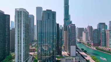 Chicago Nehri şehir merkezinden şehrin havadan görünüşü - Chicago, ILLINOIS - Haziran 06, 2023
