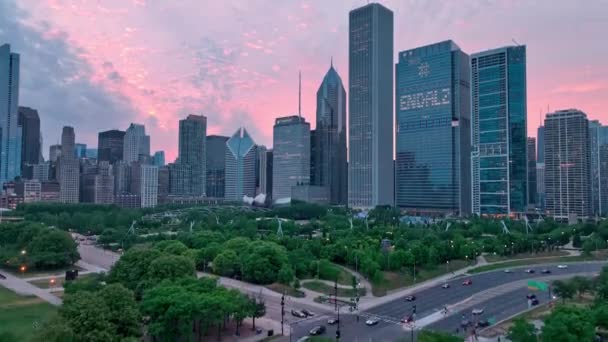 街を見下ろすシカゴのダウンタウンの空中写真 ドローンによる空中写真 — ストック動画