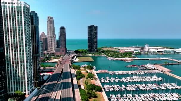上からマリーナとショアでシカゴ市内を空中から見る シカゴ イリノイ州 2023年6月6日 — ストック動画