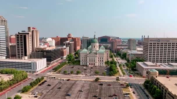 インディアナポリス州議事堂 インディアナ州議事堂 上から ドローンによる空中写真 — ストック動画