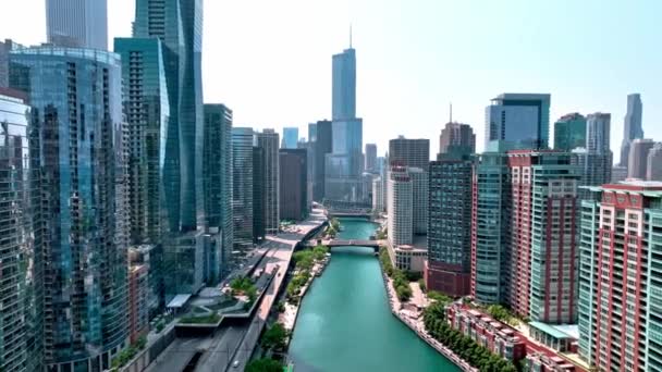 シカゴ川の市街地上空からの眺め ドローンによる空中写真 — ストック動画