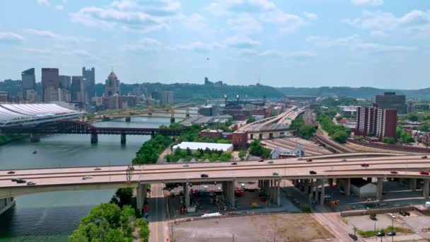 匹兹堡由上往下的街道交通 Pittsburgh Pennsylvania June 2023 — 图库视频影像