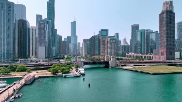 从空中俯瞰市区的芝加哥河 无人驾驶飞机的空中摄影 — 图库视频影像