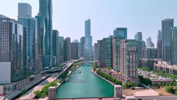 川とシカゴのダウンタウンの素晴らしい空中ビュー シカゴ イリノイ州 2023年6月6日 — ストック動画